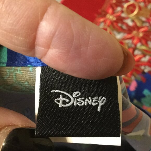 Excellent condition Disney Stitch Christmas scrub top size medium has pockets - Picture 4 of 5